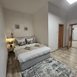 Kompletne Vybaveny S Loznici V Centru U Divadla #homevibes50