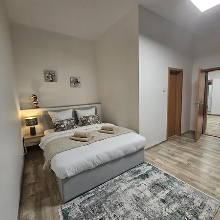 Kompletne Vybaveny S Loznici V Centru U Divadla
