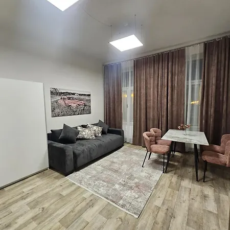 Kompletne Vybaveny S Loznici V Centru U Divadla #homevibes50 פארדוביצה