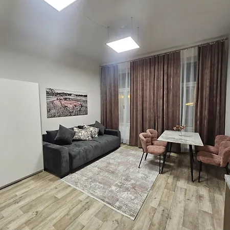 Kompletne Vybaveny S Loznici V Centru U Divadla #homevibes50 דירה פארדוביצה