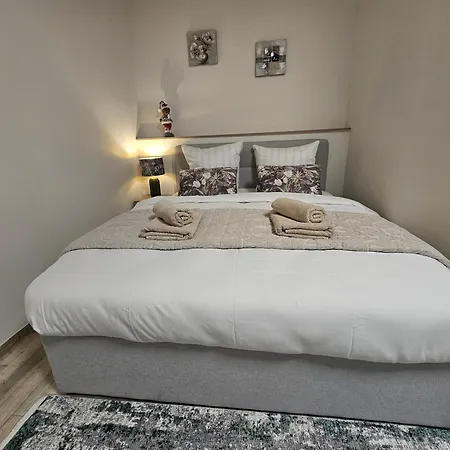 Kompletne Vybaveny S Loznici V Centru U Divadla #homevibes50 * פארדוביצה