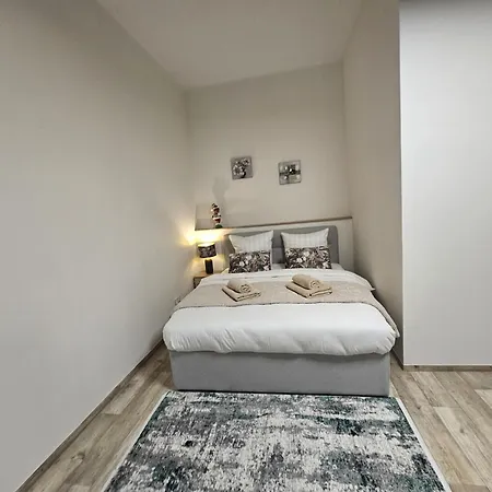 Kompletne Vybaveny S Loznici V Centru U Divadla #homevibes50 * פארדוביצה