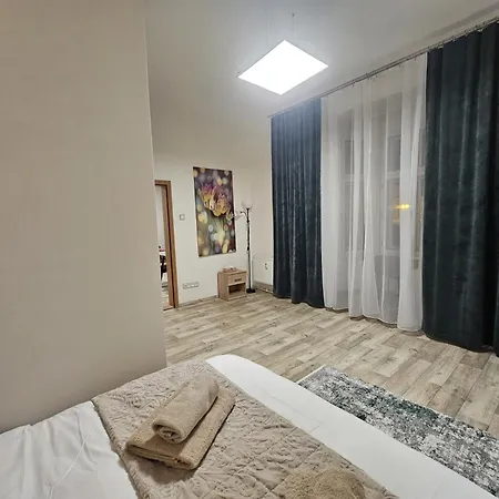 Lejlighed Kompletne Vybaveny S Loznici V Centru U Divadla #homevibes50 Pardubice
