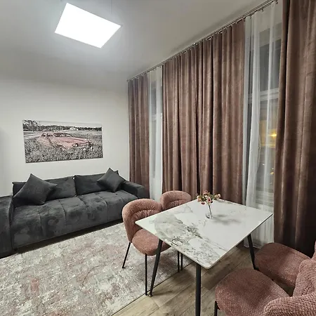 Kompletne Vybaveny S Loznici V Centru U Divadla #homevibes50 * פארדוביצה