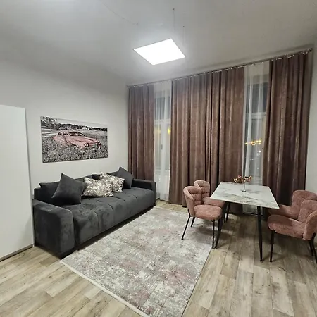 Kompletne Vybaveny S Loznici V Centru U Divadla #homevibes50 דירה