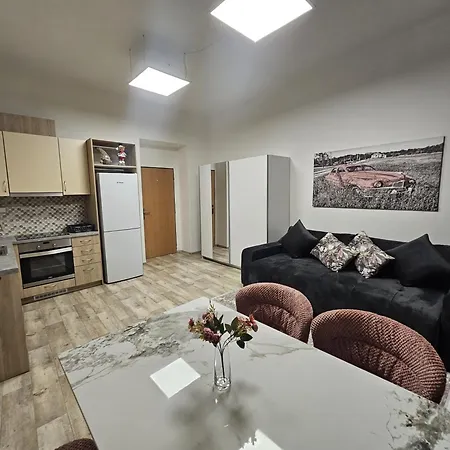 דירה Kompletne Vybaveny S Loznici V Centru U Divadla #homevibes50